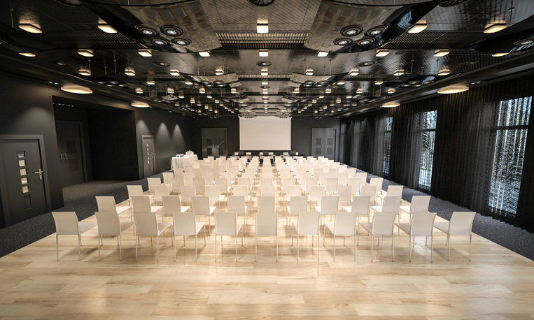 sala konferencyjna z białymi krzesłami